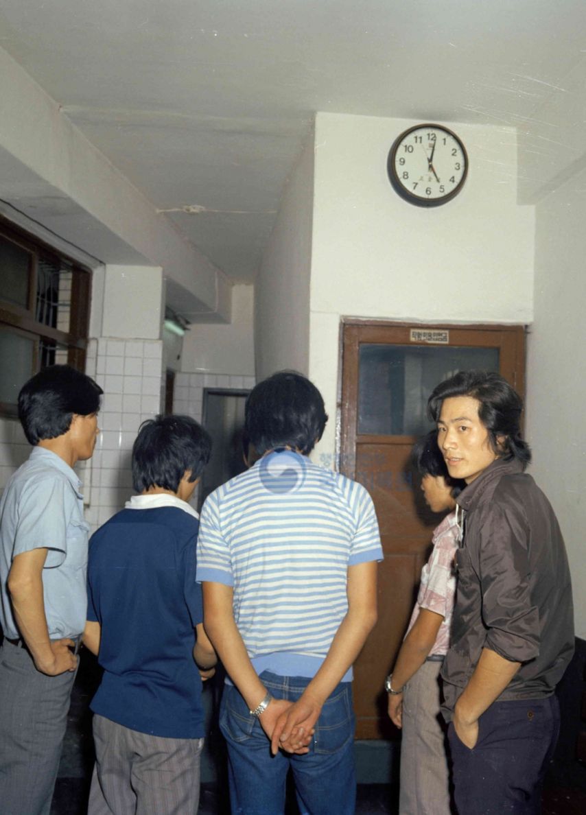1970년대 장발 단속에 걸린 사람들.gif