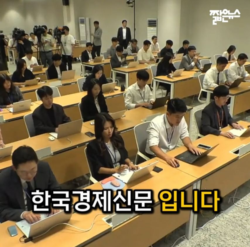 강유정 대변인 극한직업 같네요.jpg