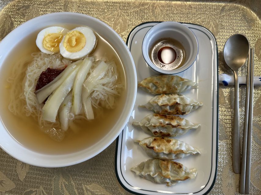 시원한~ 밀면에 군만두!