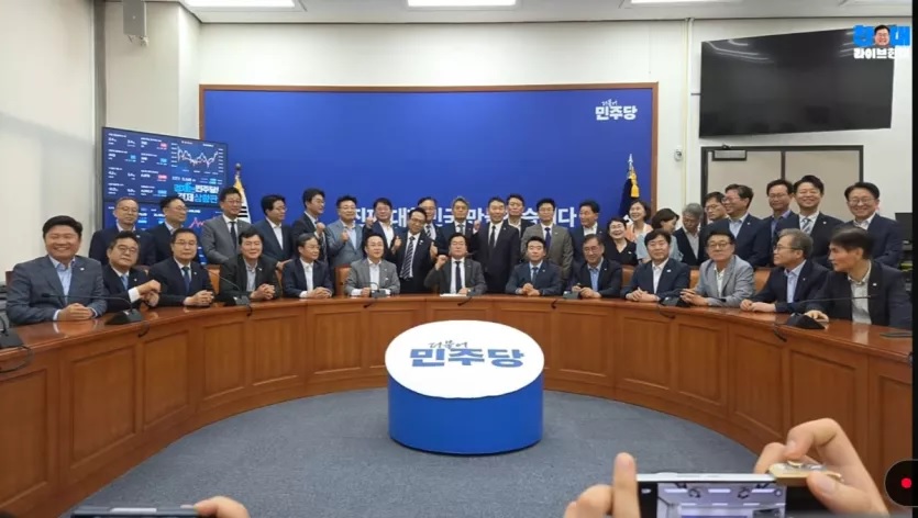 박찬대와 함께 하는 의원들 사진ㅋㅋㅋㅋㅋ