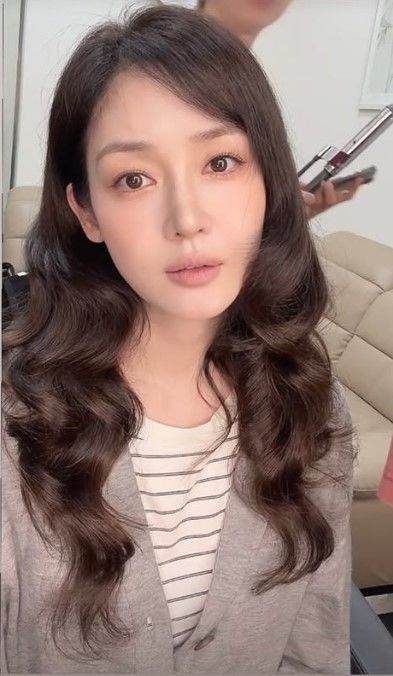 쌍둥이 엄마 성유리, 남편 논란 극복하고 여신 미모