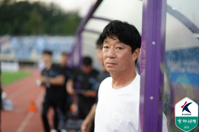 ‘부임 후 7경기 무승’ 김병수 감독 한숨 “퇴장 악재, 조기 실점으로 계획 틀어져” [IS 패장]