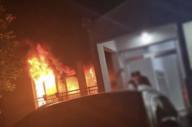 고양이 눈빛 불쾌해 방화…불길 속 아파트로 뛰어든 경찰