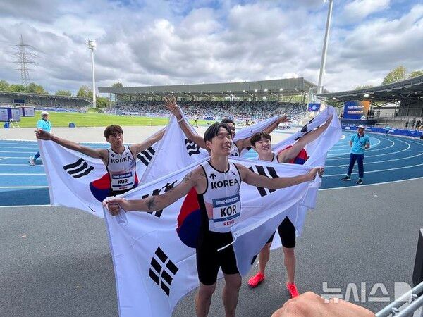 한국 육상 남자 400m 계주 첫 하계U대회 우승 38초50(종합)