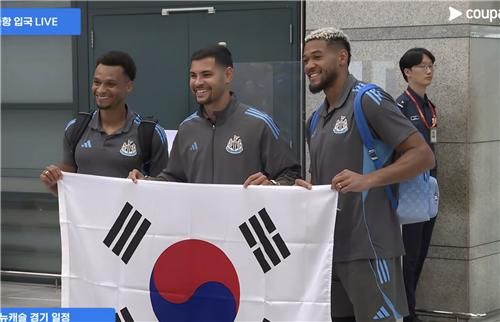 쿠플시리즈 참가하는 EPL 뉴캐슬 팬 환영 받으며 입국