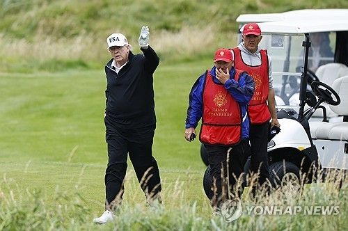 트럼프 골프하다 다른 공 슬쩍…알까기 딱 걸렸다