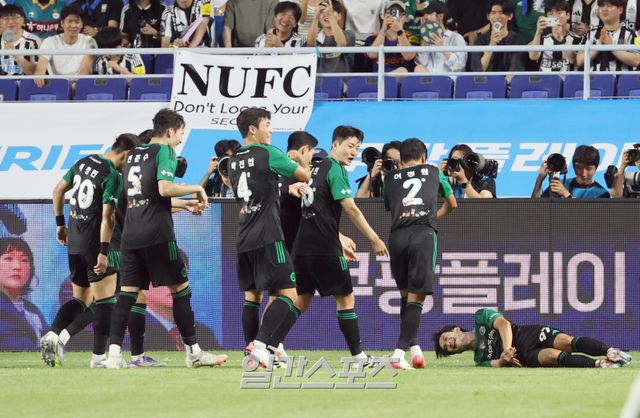 ‘EPL을 꺾었다’ 팀 K리그 무기력했던 뉴캐슬 1-0 격파…전북 김진규 결승골 폭발 [IS 수원]