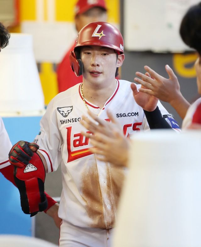 ‘결승 득점’ SSG 최지훈 6시즌 연속 100안타 기록 앞세워 팀 4연승 견인