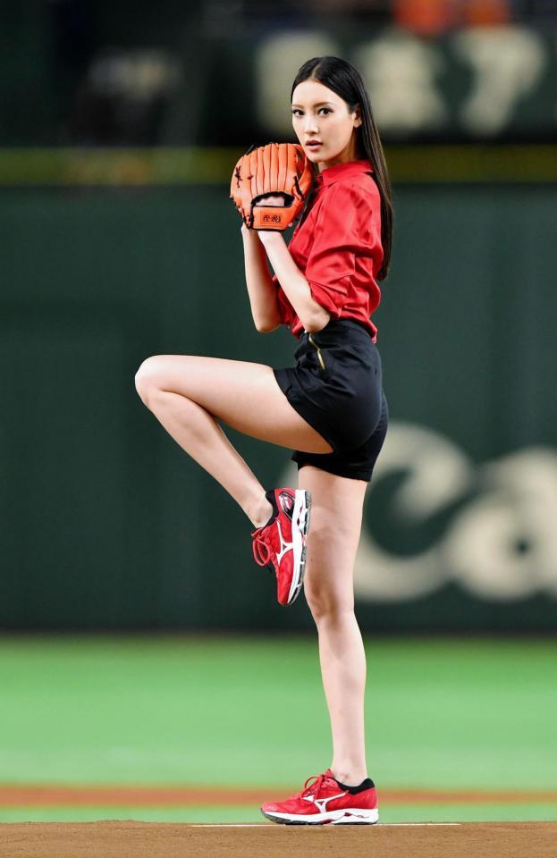 일본 프로야구 화제였던 시구녀.gif