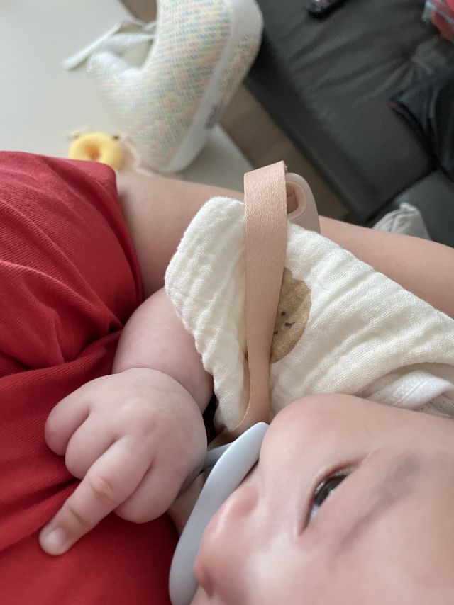 막내가 아빠에게 하는 인사라고 와이프가 보내준 사진…