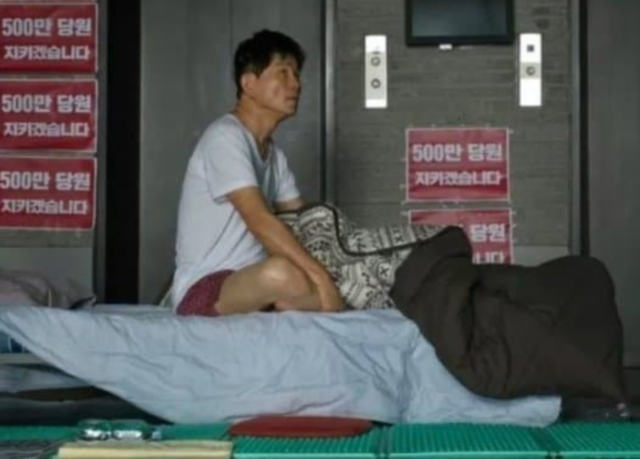 속옷만 입고 발광하는 극우들