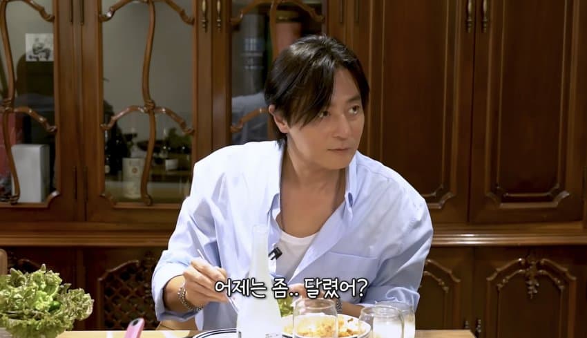 [싱갤] 차은우랑 같이 술먹다가 현타 온 성시경.jpg