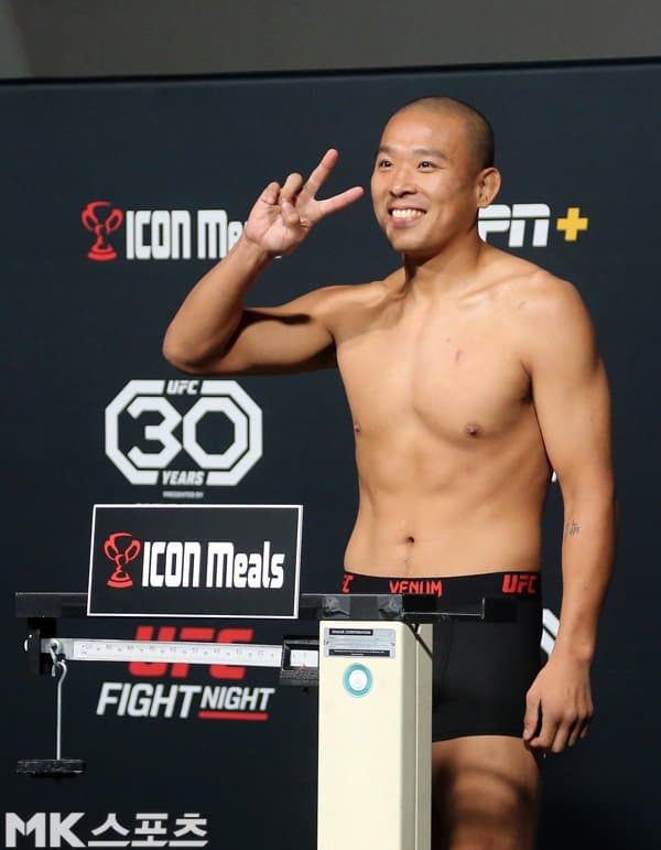 [싱갤] 싱글벙글 크기에 환장한 ufc선수