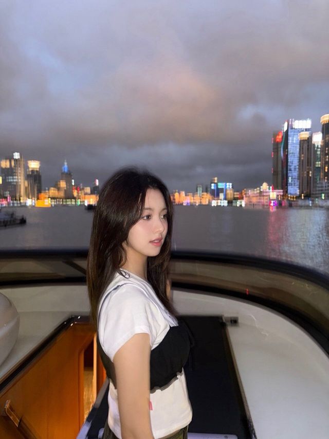 인간 댕댕이 우아 루시 레이어드 티셔츠 하나로 완성한 도심 속 시크룩