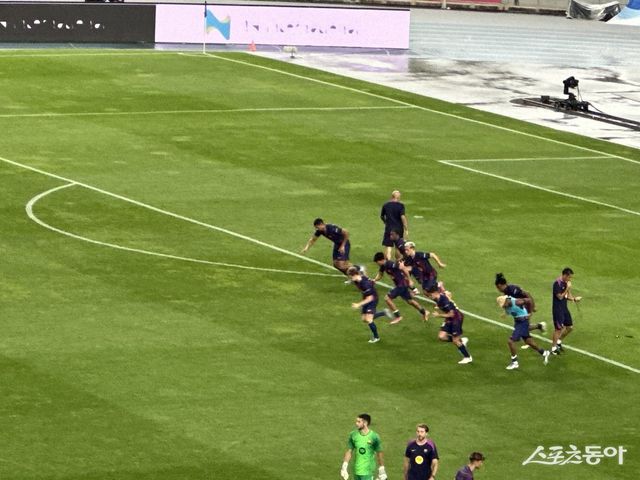 [SD 대구 라이브] ‘하프타임도 알차게’ 바르셀로나 선발 멤버 대다수 전반전 끝나고 이례적 ‘쿨다운’ 러닝…새벽 1시 출국 비행기 타야하는 빠듯한 일정