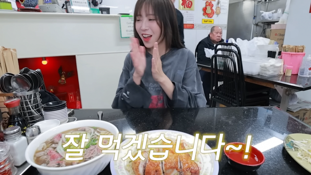 평소답지 않게 음식을 적게 시키는 쯔양