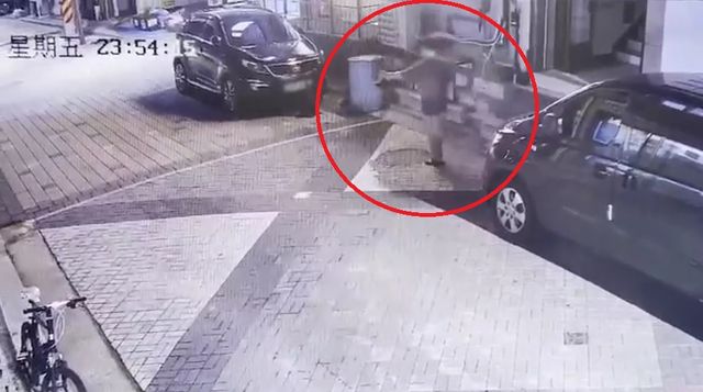 “손 할퀴어서” 길고양이 안전고깔에 넣고 짓밟아 죽인 20대 검찰 송치