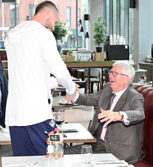 ‘영감님 그 시절 맨체스터 유나이티드가 그립습니다’ 퍼거슨-데 헤아 친선 경기 앞두고 감동의 재회