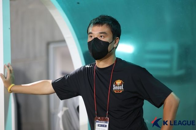 [K리그2 기자회견] 갑작스러운 이을용 감독 퇴장…김필종 수석코치 “당황했지만 짜여진 계획대로 대응”