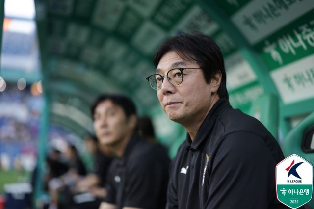 [IS 승장] ‘홈 승리·2위 탈환에도…웃지 못한 황선홍 감독 “이창근 부상 심각할 듯”