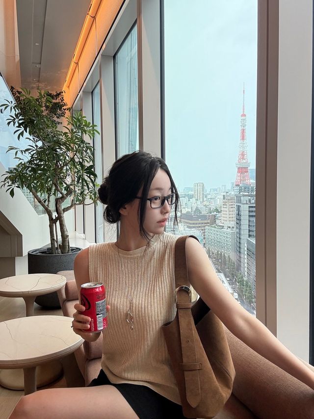 도쿄 타워 앞 여름의 중간에 선 강아랑