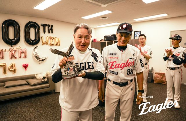 역대 3호 1000승 달성…김경문 한화 감독  가을야구에서 기쁨·감동 드릴 수 있도록… [IS 승장]