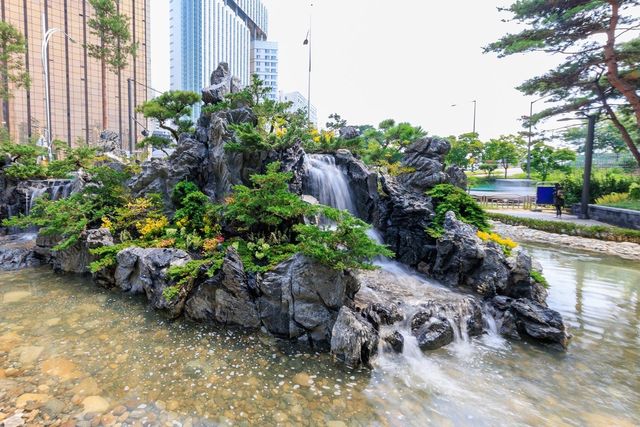 마포역 인근에 4m 폭포 품은 댕댕이 쉼터