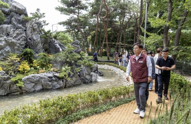 바위폭포 아래서 뛰노는 반려견 마포구 댕댕이 쉼터로 놀러오세요!