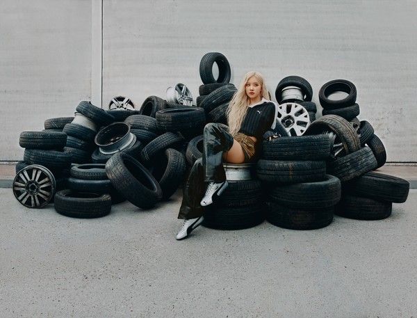 푸마 로제와 함께  세련된 실버 컬러의 스피드캣 메탈릭 공개