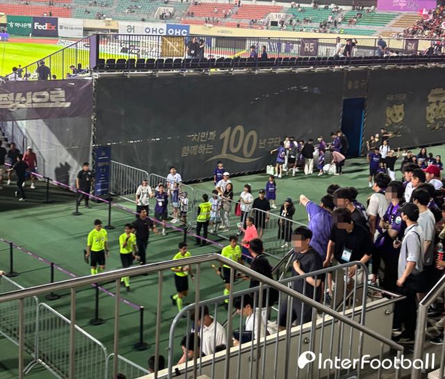[K리그1 이슈] 이호재 경고 권경원 퇴장 분노한 일부 안양팬들 심판진에게 야유