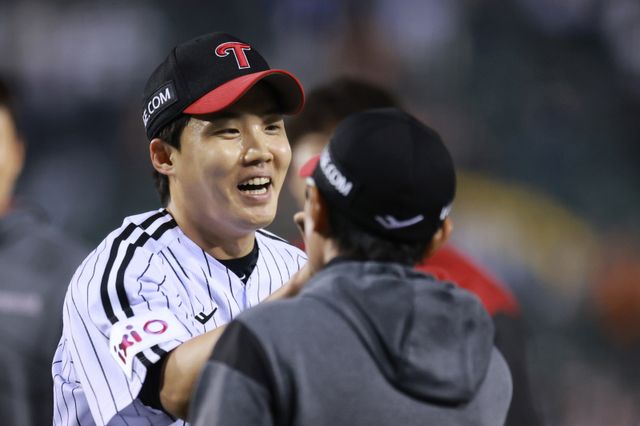 한화와 2경기 차 염경엽 감독 임찬규 10승 축하 김진성 잘 막았다 [IS 승장]