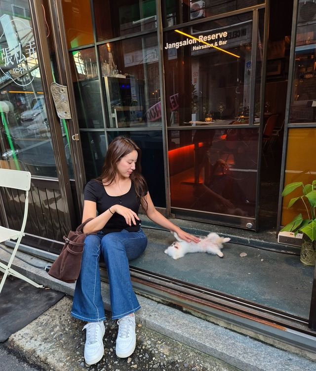 ‘냥냥이도 모델 포스에 홀딱?’ 정서하표 청순-시티 캐주얼