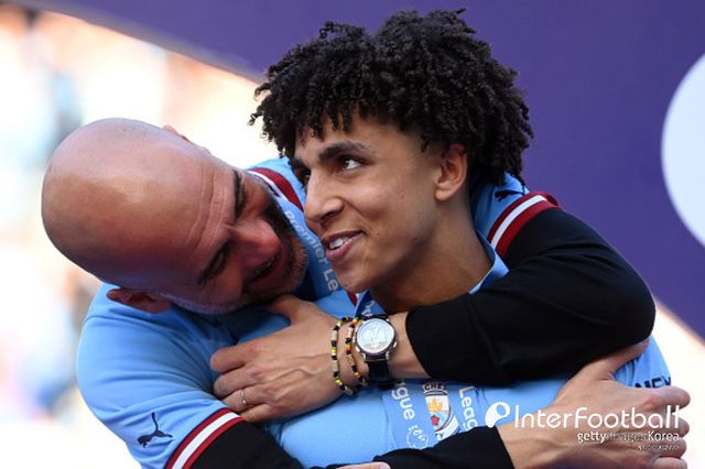 맨시티 성골 유스 안 떠난다! “새로운 계약 합의 근접 2030년까지”