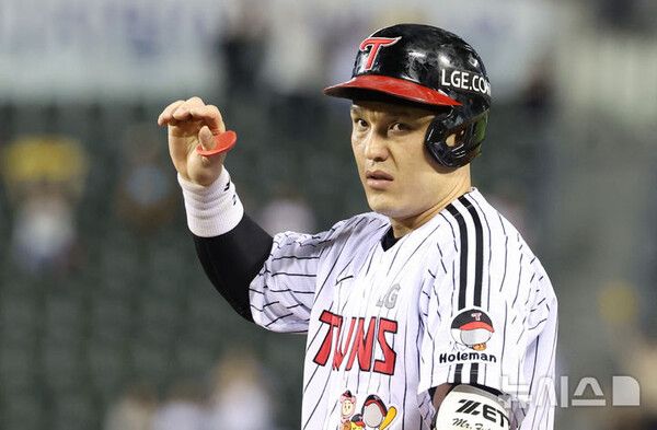 선두 LG 롯데 꺾고 70승 선착…22년 만의 10연패 롯데 4위 추락