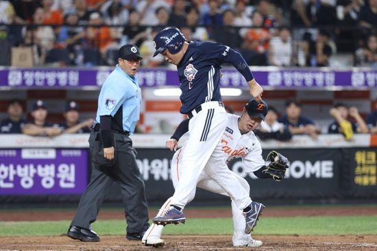 2위 팀 수비 맞아? 한화 충격 패패패패→1위 4G 차…16안타 13득점 맹폭 두산 시즌 첫 6연승 [대전:스코어]